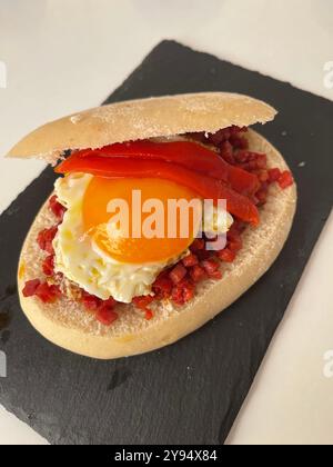 Pincho aus Brot, Picadillo, Spiegelei und rotem Pfeffer. La Rioja, Spanien. Stockfoto