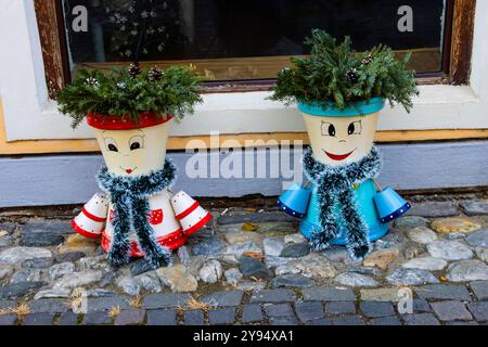 Zwei süße Blumentöpfe auf dem Bürgersteig Stockfoto