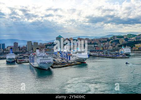 Genua, Italien, 27. Mai 2024: Mehrere Passagier- und Ro-Ro-Fähren am Hafenpier, Stadtbild Stockfoto