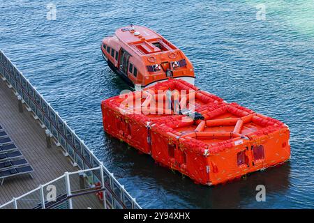 La Spezia, Italien, 28. Mai 2024: Untersuchung eines Seevakuierungssystems in der Nähe eines Kreuzfahrtschiffes Stockfoto