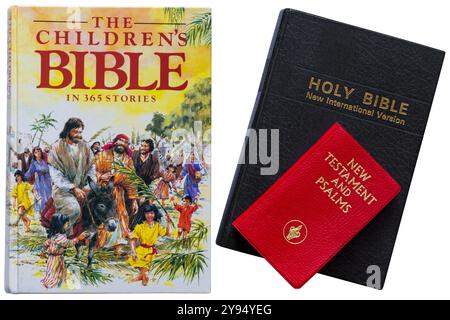 Die Kinderbibel in 365 Geschichten und die Heilige Bibel neue internationale Version mit neuem Testament und Psalmen Buch oben isoliert auf weißem Hintergrund Stockfoto