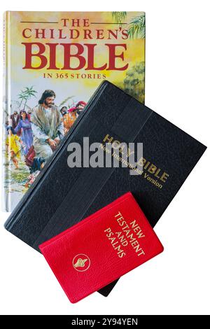 Die Kinderbibel in 365 Geschichten und die Heilige Bibel neue internationale Version mit neuem Testament und Psalmen Buch oben isoliert auf weißem Hintergrund Stockfoto