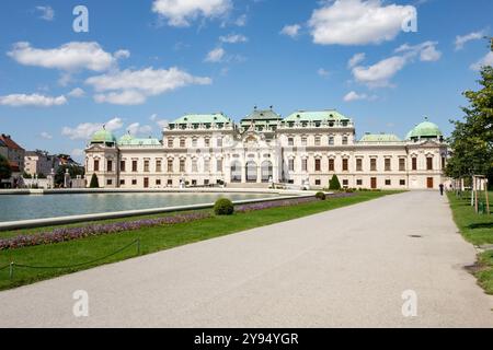 Belvedere Schlösser in Wien, Österreich mit großem Becken und nicht erkennbaren Touristen Stockfoto