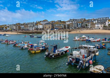 St. Ives, Großbritannien, 25.09.2024, Hafen von St. Ives an einem sonnigen Tag Stockfoto