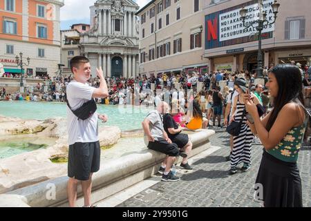 Roma, Italien. August 2022. Foto Valentina Stefanelli /LaPresse20 Agosto 2022 Roma, Italia - Cronaca -Turisti in Centro a Roma - Nella foto turisti nel Centro di Roma. Turisti a Fontana di Trevi Credit: LaPresse/Alamy Live News Stockfoto