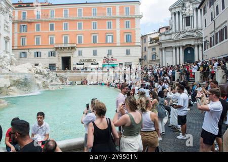 Roma, Italien. August 2022. Foto Valentina Stefanelli /LaPresse20 Agosto 2022 Roma, Italia - Cronaca -Turisti in Centro a Roma - Nella foto turisti nel Centro di Roma. Turisti a Fontana di Trevi Credit: LaPresse/Alamy Live News Stockfoto