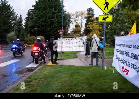 Hunts Point, USA. Oktober 2024. Tim Walz fährt an Pro Palestine-Demonstranten vorbei, die sich in der exklusiven Hunts Point Town westlich von Bellevue versammelten, um gegen den Krieg in Palästina zu protestieren. Die kleine Pacific Northwest Town ist eines der exklusivsten Gegenden im Pazifischen Nordwesten und beherbergt einige der wohlhabendsten Spender im Bundesstaat Washington. Quelle: James Anderson/Alamy Live News Stockfoto