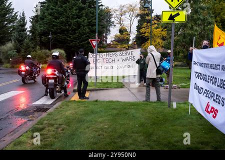 Hunts Point, USA. Oktober 2024. Tim Walz fährt an Pro Palestine-Demonstranten vorbei, die sich in der exklusiven Hunts Point Town westlich von Bellevue versammelten, um gegen den Krieg in Palästina zu protestieren. Die kleine Pacific Northwest Town ist eines der exklusivsten Gegenden im Pazifischen Nordwesten und beherbergt einige der wohlhabendsten Spender im Bundesstaat Washington. Quelle: James Anderson/Alamy Live News Stockfoto