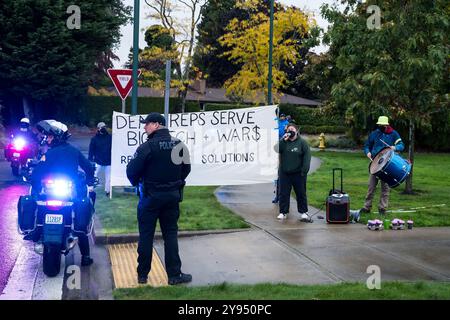 Hunts Point, USA. Oktober 2024. Tim Walz fährt an Pro Palestine-Demonstranten vorbei, die sich in der exklusiven Hunts Point Town westlich von Bellevue versammelten, um gegen den Krieg in Palästina zu protestieren. Die kleine Pacific Northwest Town ist eines der exklusivsten Gegenden im Pazifischen Nordwesten und beherbergt einige der wohlhabendsten Spender im Bundesstaat Washington. Quelle: James Anderson/Alamy Live News Stockfoto