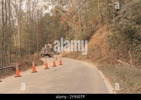 Chimney Rock, USA. Oktober 2024. Die Zerstörung durch Hurrikan Helene wird am Dienstag, den 8. Oktober 2024, in Chimney Rock, NC, beobachtet. Chimney Rock war eines der am stärksten betroffenen Gebiete im Westen North Carolinas während des Hurrikans Helene. Die Besatzungen der Linemanns versuchen, Elektrizität wiederherzustellen. (Foto: Cristina Matuozzi/SIPA USA) Credit: SIPA USA/Alamy Live News Stockfoto