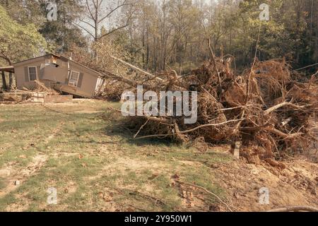 Chimney Rock, USA. Oktober 2024. Die Zerstörung durch Hurrikan Helene wird am Dienstag, den 8. Oktober 2024, in Chimney Rock, NC, beobachtet. Chimney Rock war eines der am stärksten betroffenen Gebiete im Westen North Carolinas während des Hurrikans Helene. Die Besatzungen der Linemanns versuchen, Elektrizität wiederherzustellen. (Foto: Cristina Matuozzi/SIPA USA) Credit: SIPA USA/Alamy Live News Stockfoto