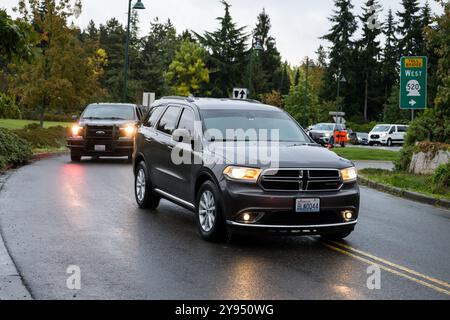 Hunts Point, USA. Oktober 2024. Tim Walz fährt an Pro Palestine-Demonstranten vorbei, die sich in der exklusiven Hunts Point Town westlich von Bellevue versammelten, um gegen den Krieg in Palästina zu protestieren. Die kleine Pacific Northwest Town ist eines der exklusivsten Gegenden im Pazifischen Nordwesten und beherbergt einige der wohlhabendsten Spender im Bundesstaat Washington. Quelle: James Anderson/Alamy Live News Stockfoto