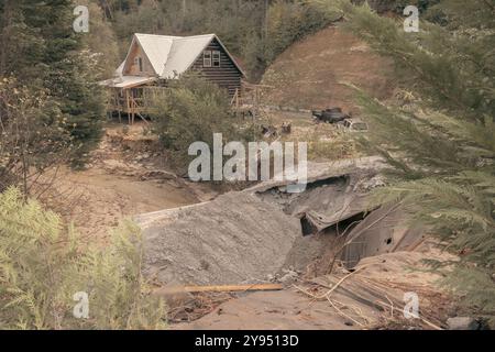 Chimney Rock, USA. Oktober 2024. Die Zerstörung durch Hurrikan Helene wird am Dienstag, den 8. Oktober 2024, in Chimney Rock, NC, beobachtet. Chimney Rock war eines der am stärksten betroffenen Gebiete im Westen North Carolinas während des Hurrikans Helene. Die Besatzungen der Linemanns versuchen, Elektrizität wiederherzustellen. (Foto: Cristina Matuozzi/SIPA USA) Credit: SIPA USA/Alamy Live News Stockfoto