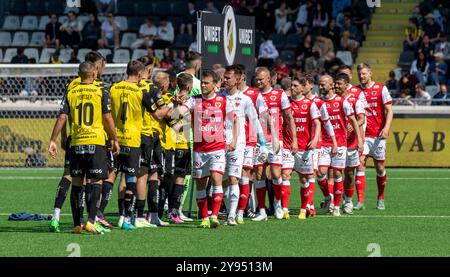 Göteborg, Schweden, 12. Mai 2024: Spieler in BK Häcken und Kalmar FF schütteln sich vor dem Start des Spiels in der schwedischen Fußballliga die Hände. Stockfoto