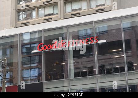 Toronto, ON, Kanada – 2. August 2024: Sehen Sie sich das Goodlife Fitness Company-Schild an. Stockfoto