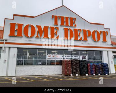 Toronto, ON, Kanada - 23. April 2024: Blick auf das Schild des Home Depot Store in Toronto Stockfoto