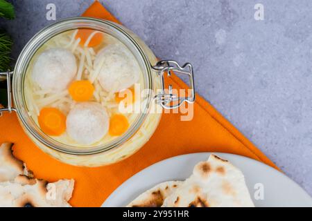 Matzoh-Ball-Suppe auf grauem Hintergrund. Jüdische traditionelle Küche Passahessen. Gesundes festliches Essen. Draufsicht. Hochwertige Fotos Stockfoto