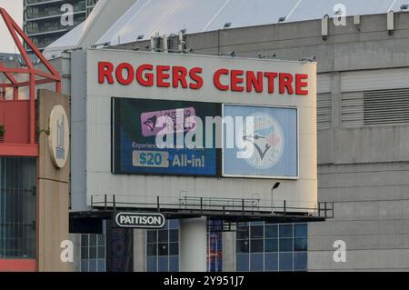 Toronto, ON, Kanada – 3. August 2024: Das Rogers Centre ist ein Mehrzweckstadion mit einziehbarem Dach in der kanadischen Innenstadt von Toronto. Stockfoto