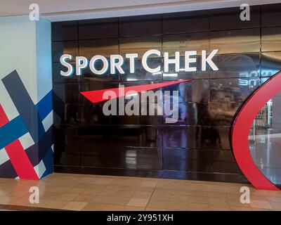 Toronto, ON, Kanada – 3. April 2024: Blick auf das Schild der Sportchek Company in Toronto. Stockfoto