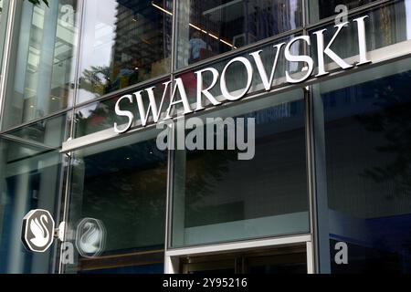 Toronto, ON, Kanada – 11. August 2024: Blick auf das Schild des Unternehmens Swarovsky im Einkaufszentrum. Stockfoto