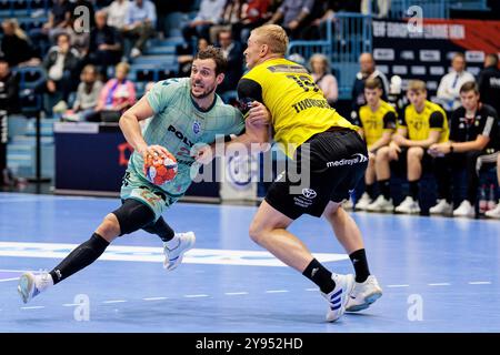 Gummersbach, Deutschland. Oktober 2024. Kentin Mahe (VfL Gummersbach, 22) am Ball, Tryggvi Torisson (IK S?vehof, 19) EHF European League Men 2024/25: VfL Gummersbach - IK S?vehof; Gummersbach, Schwalbe Arena am 08.10.2024 Credit: dpa/Alamy Live News Stockfoto