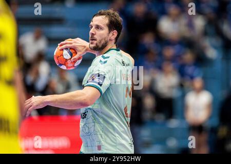 Gummersbach, Deutschland. Oktober 2024. Kentin Mahe (VfL Gummersbach, 22) am Ball EHF European League Men 2024/25: VfL Gummersbach - IK S?vehof; Gummersbach, Schwalbe Arena am 08.10.2024 Credit: dpa/Alamy Live News Stockfoto