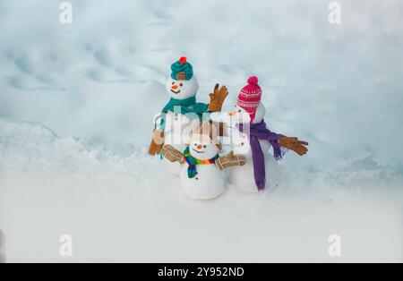 Banner für Winterangebote. Schneemann - Eltern und Schneemann Kind - Winterkonzept. Niedliche Schneemännerfamilie, die in der Winterweihnachtslandschaft steht. Stockfoto