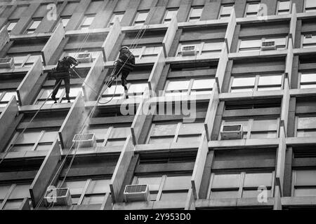 2 Männer, die die Fenster eines Hochhauses in Kapstadt reinigen Stockfoto