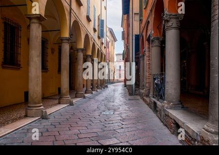 Charmante, enge Via Porta Nuova mit historischen Herrenhäusern und malerischen überdachten Gehwegen, Bologna, Italien Stockfoto