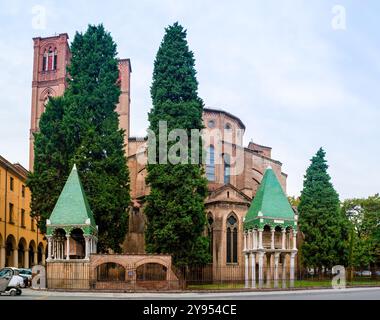 Panorama der Gräber der Glossators der Bologneser Schule in der Basilika San Francesco in Bologna, Italien Stockfoto