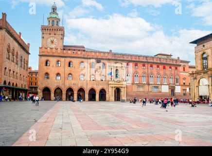 BOLOGNA, ITALIEN - 24. SEPTEMBER 2017: Piazza Maggiore, der zentrale Platz der Stadt mit atemberaubenden mittelalterlichen Gebäuden, am 24. September in Bologna, Italien Stockfoto