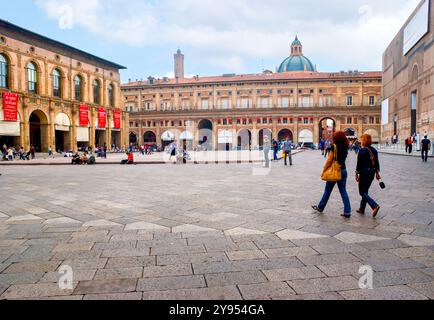 BOLOGNA, ITALIEN - 24. SEPTEMBER 2017: Piazza Maggiore, der zentrale Platz der Stadt mit atemberaubenden mittelalterlichen Gebäuden, am 24. September in Bologna, Italien Stockfoto