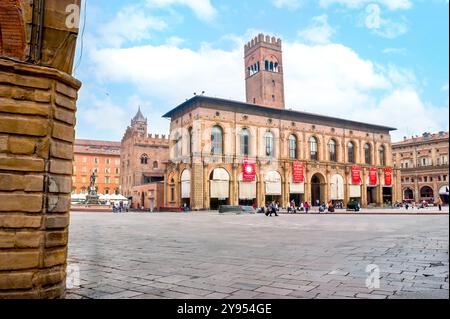 BOLOGNA, ITALIEN - 24. SEPTEMBER 2017: Piazza Maggiore, der zentrale Platz der Stadt mit dem atemberaubenden Palazzo del Podesta, am 24. September in Bologna, IT Stockfoto