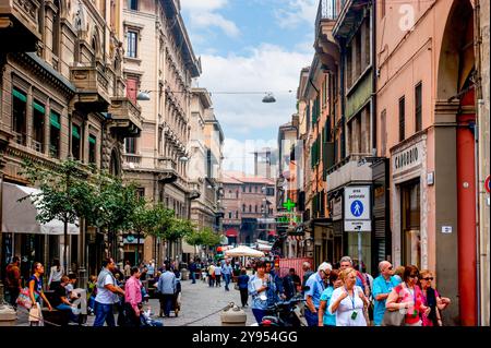 BOLOGNA, ITALIEN - 24. SEPTEMBER 2017: Die Fußgängerzone Via degli Orefici ist eine historische Straße mit Boutiquen und Restaurants Stockfoto