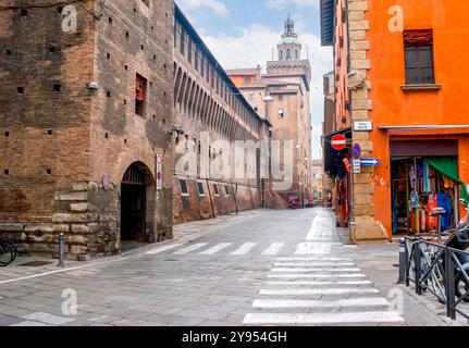 Palazzo d'Accursio und Torre dell'Orologio sind die Wahrzeichen der Stadt, heute das Rathaus von Bologna in Italien Stockfoto