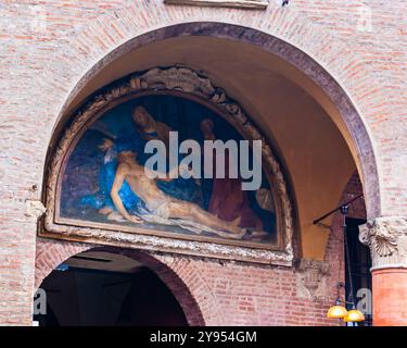 Das mittelalterliche Fresko, das die Trauer über den toten Christus darstellt, befindet sich auf der Veranda auf der Piazza Giuseppe Verdi in Bologna, Italien Stockfoto