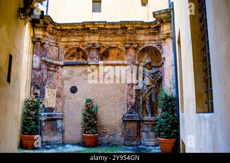 BOLOGNA, ITALIEN – 24. SEPTEMBER 2017: Der Innenhof mit der Statue des Herkules in der Juristischen Fakultät der Universität Bologna, am 24. September in Bologna, IT Stockfoto