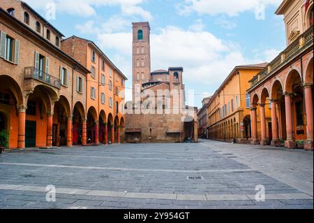 Piazza Giuseppe Verdi mit Oratorium Santa Cecilia, Oper und mittelalterlichen Gebäuden mit Arkaden, Bologna, Italien Stockfoto