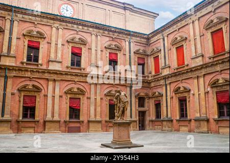 BOLOGNA, ITALIEN – 24. SEPTEMBER 2017: Hercules Courtyard of Palazzo Poggi, Universitätsbibliothek von Bologna, am 24. September in Bologna, Italien Stockfoto