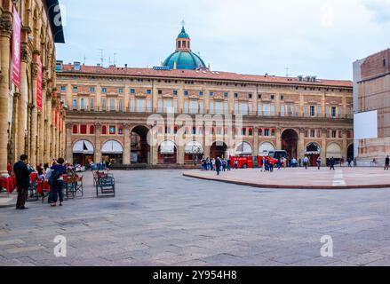 BOLOGNA, ITALIEN - 24. SEPTEMBER 2017: Piazza Maggiore, der zentrale Platz der Stadt mit atemberaubenden mittelalterlichen Gebäuden, am 24. September in Bologna, Italien Stockfoto