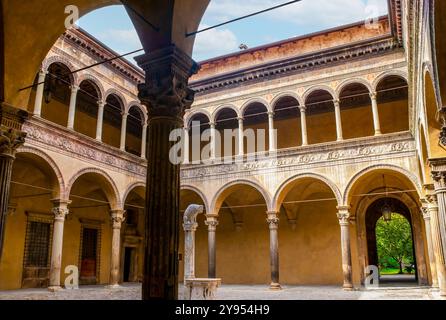 BOLOGNA, ITALIEN - 24. SEPTEMBER 2017: Der Innenhof des Palazzo Bevilacqua Ariosti mit einem kleinen Trinkbrunnen in der Mitte, am 24. September in Bologn Stockfoto