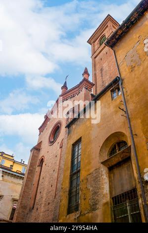 Fassade der Basilika di San Martino und mittelalterliches Haus in Bologna, Italien Stockfoto