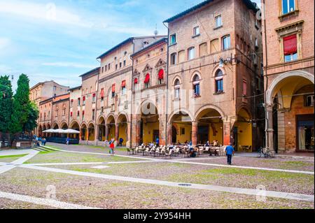 BOLOGNA, ITALIEN - 24. SEPTEMBER 2017: Piazza Santo Stefano, der Dreiecksplatz im Stadtzentrum, am 24. September in Bologna, Italien Stockfoto