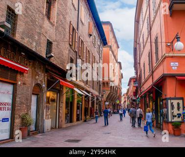 BOLOGNA, ITALIEN - 24. SEPTEMBER 2017: Einkaufsstraße Via d'Azeglio mit zahlreichen Geschäften, Bars und Restaurants, am 24. September in Bologna, Italien Stockfoto