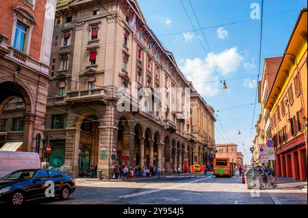 BOLOGNA, ITALIEN - 24. SEPTEMBER 2017: Via Rizzoli Straße und mittelalterlicher Palazzo Re Enzo im Hintergrund, am 24. September in Bologna, Italien Stockfoto