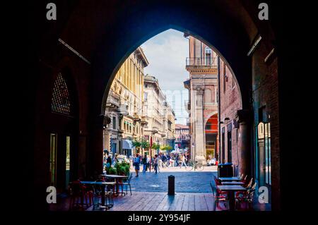 BOLOGNA, ITALIEN - 24. SEPTEMBER 2017: Blick durch den Bogen des Palazzo Re Enzo auf der Piazza Re Enzo, am 24. September in Bologna, Italien Stockfoto