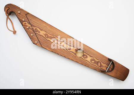 Dieses Bild zeigt ein traditionelles hölzernes Saiteninstrument Kantele, ein traditionelles finnisches oder baltisches Psalter. Das Instrument hat eine Minimalis Stockfoto