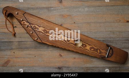 Dieses Bild zeigt ein traditionelles hölzernes Saiteninstrument Kantele, ein traditionelles finnisches oder baltisches Psalter. Das Instrument hat eine Minimalis Stockfoto