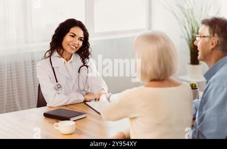 Gerne reifes Paar Hände schütteln mit Ihrer Krankenschwester Stockfoto