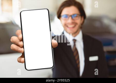 Agent, Der Den Fahrzeugschlüssel Im Mietwagenbüro Anzeigt Stockfoto